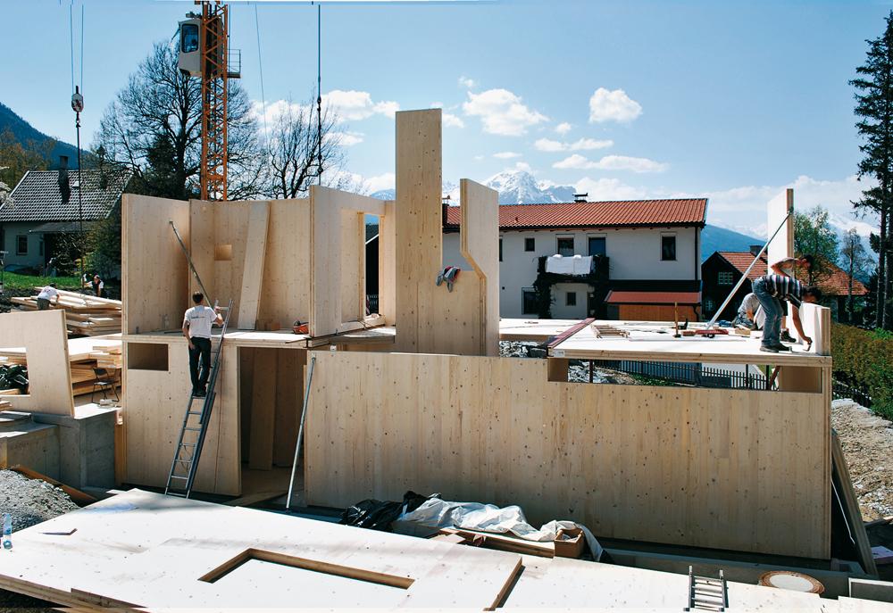 Passivdoppelhaus in modularer Massivholzbauweise, Sistrans, 2008 Axonometrie CLT-Elementierung, Montage der Elemente auf der Baustelle