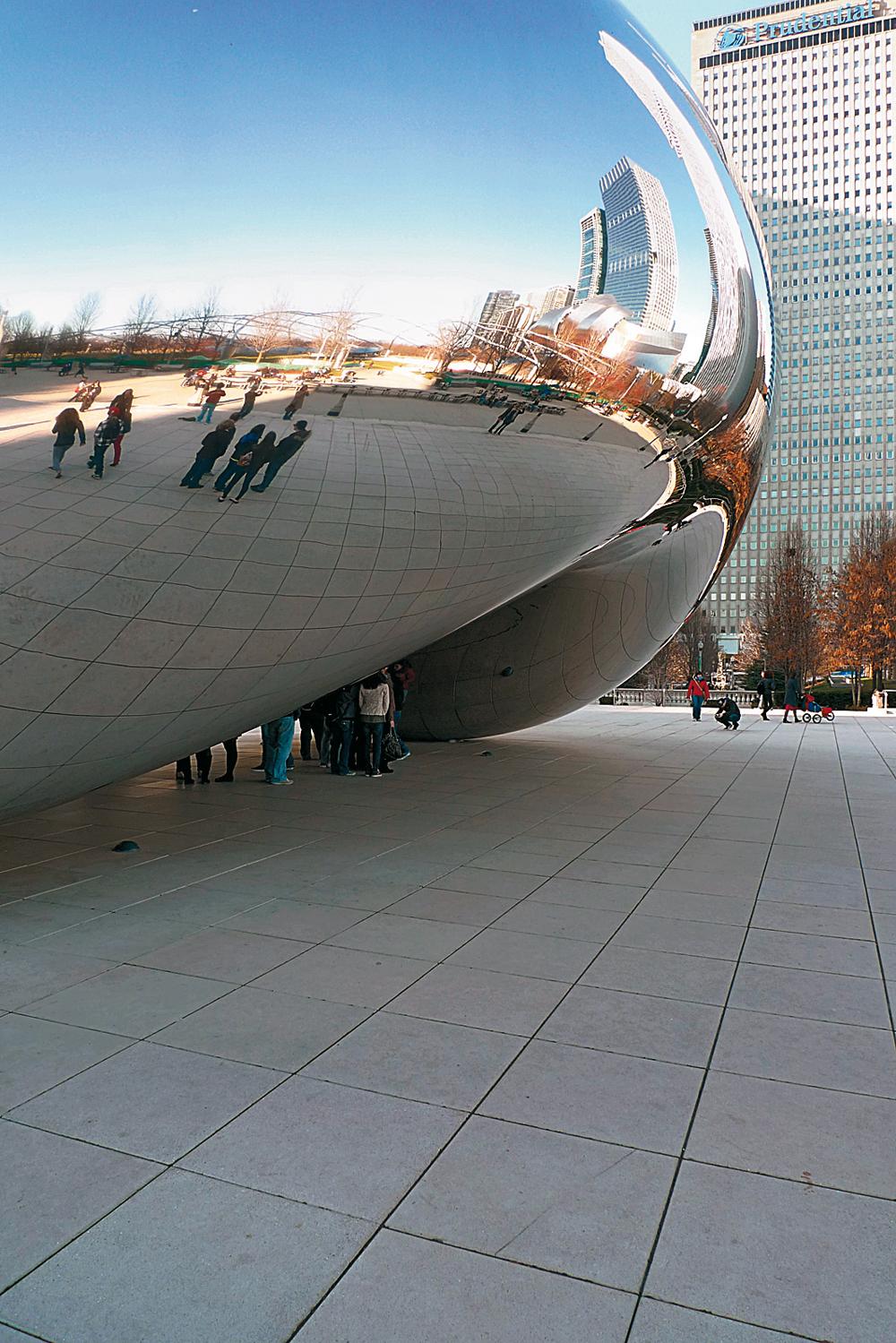 Skulptur »Cloud Gate« in Chicago von Anish Kapoor; Schweißnähte der nahtlos spiegelnden Edelstahlhülle in mehreren Arbeitsgängen ge schliffen und hochglanzpoliert