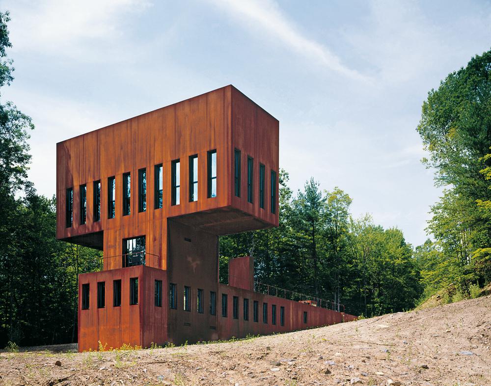 T-House in Upstate New York, Architekten: Simon Ungers und Tom Kinslow; große vorgefertigte Mo dule vor Ort verschweißt, Schweißnähte flach ge schliffen und poliert, Stahlplatten zusätzlich sand gestrahlt; die Fügung ist lediglich an der variieren den Patina der einzelnen Bleche zu erkennen.