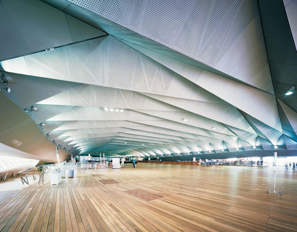 Yokohama International Port Terminal, Architekten: Foreign Office Architects; eines der ersten großen mit Direktbefestigern montierten Tragwerke.