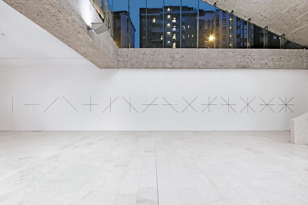 Wall Drawing #151, Sol LeWitt, 1973 schwarze Kreide Foyer Untergeschoss (Wand zur Viale Bligny) Sammlung Panza