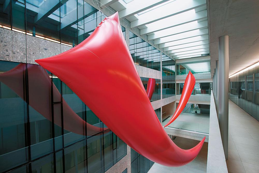 Intervento ambientale, Franco Mazzucchelli, 2009 PVC Atrium zwischen Büros und Konferenzräumen Leihgabe des Künstlers
