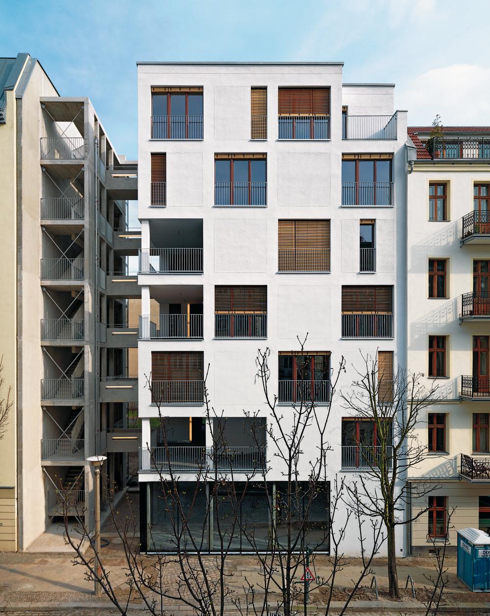 EG: Büro, OG: 6 Eigentumswohnungen EG Stahlbeton + 6 Geschosse Holz Skelettbau BSH Installationsschächte Stahlbeton Stahlbetontreppe außen vom Gebäude abgerückt