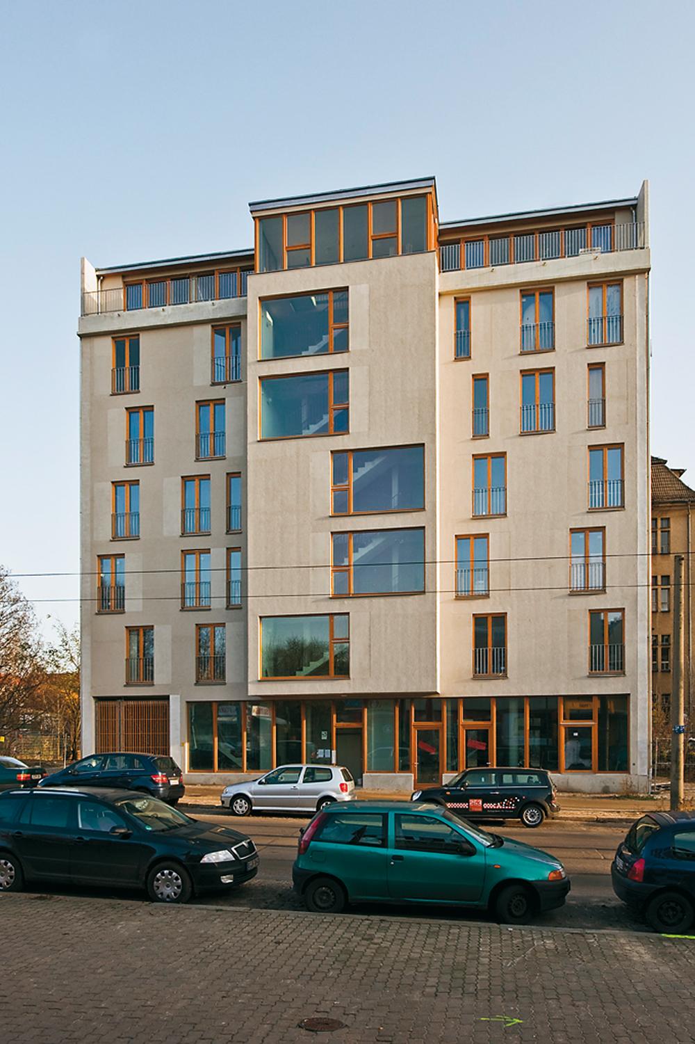10 Genossenschaftswohnungen mit Gemeinschaftsräumen, nicht unterkellert 7 Geschosse Stahlbeton, Dach Massivholzplatte Fassade: Holzrahmenbau kontrollierte Lüftung mit Ventilationsfenstern