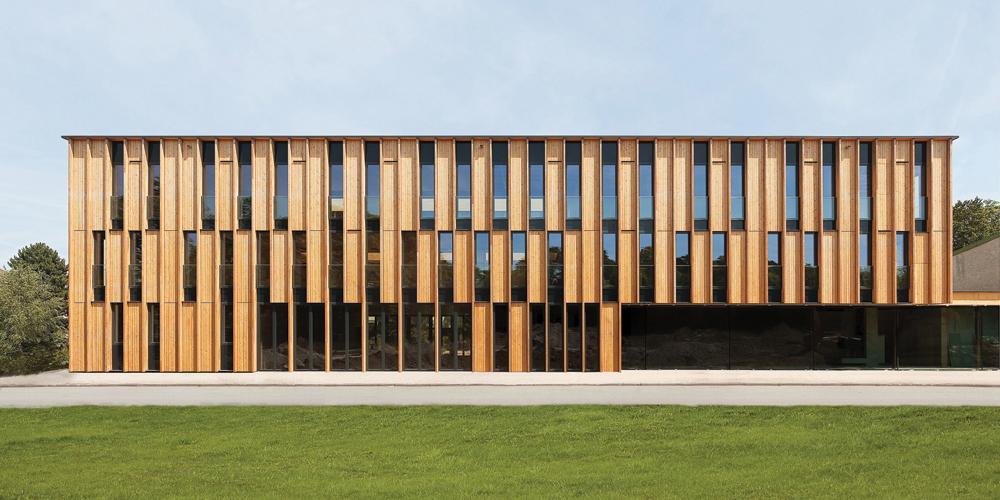 Die Fassade ist als vertikale Bretterverschalung nach dem Prinzip der Opferholzkonstruktion  umgesetzt.
