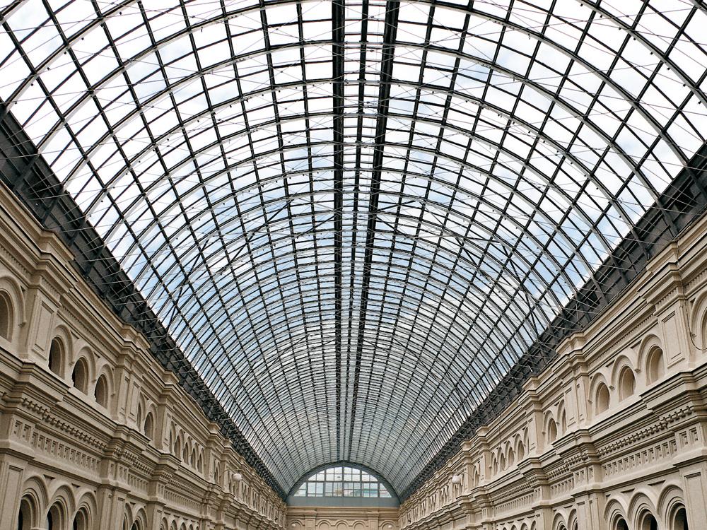 Kaufhaus GUM in Moskau, obere Handelsreihen mit tonnenförmigen Passagendächern, ab 1890