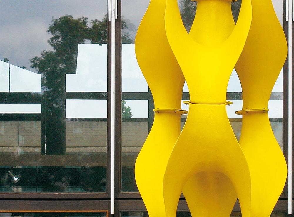Plastik-Turmskulptur auf dem Gelände der Staatlichen Akademie der Bildenden Künste Stuttgart Objekt-/Tragwerksplanung: Staatliche Akademie der Bildenden Künste Stuttgart, Klasse für Kons truktives Entwerfen und Tragwerkslehre: Stephan Engelsmann, Valerie Spalding, Franciska Ganns, Apostolos Michailidis