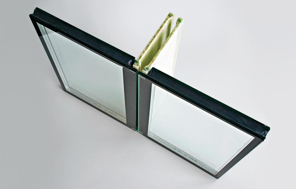 GFK/Glas-Fassadenelement aus Isolierverglasung und eingeklebten GFK-Profilen