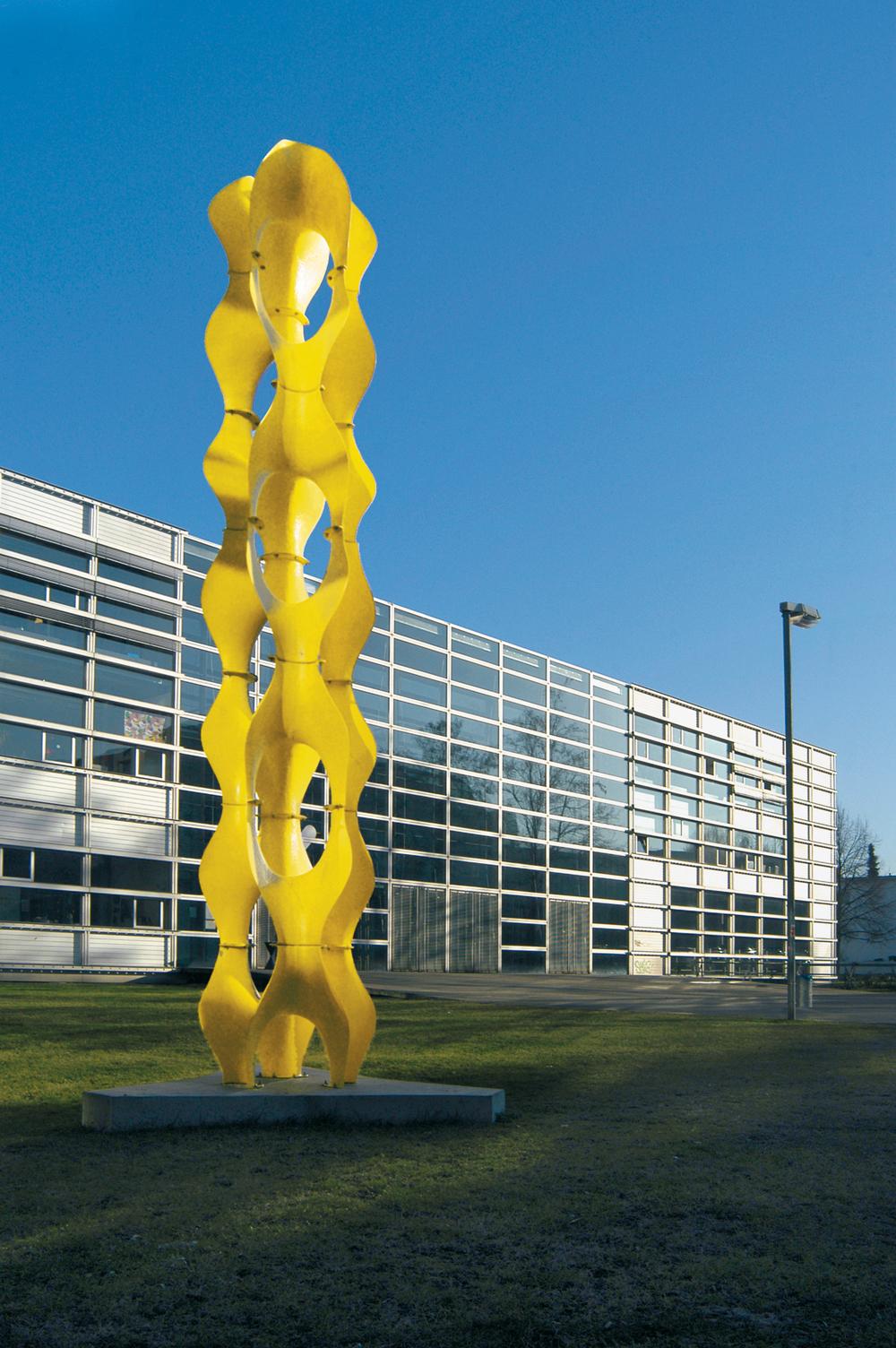 Plastik-Turmskulptur auf dem Gelände der Staatlichen Akademie der Bildenden Künste Stuttgart Objekt-/Tragwerksplanung: Staatliche Akademie der Bildenden Künste Stuttgart, Klasse für Kons truktives Entwerfen und Tragwerkslehre: Stephan Engelsmann, Valerie Spalding, Franciska Ganns, Apostolos Michailidis