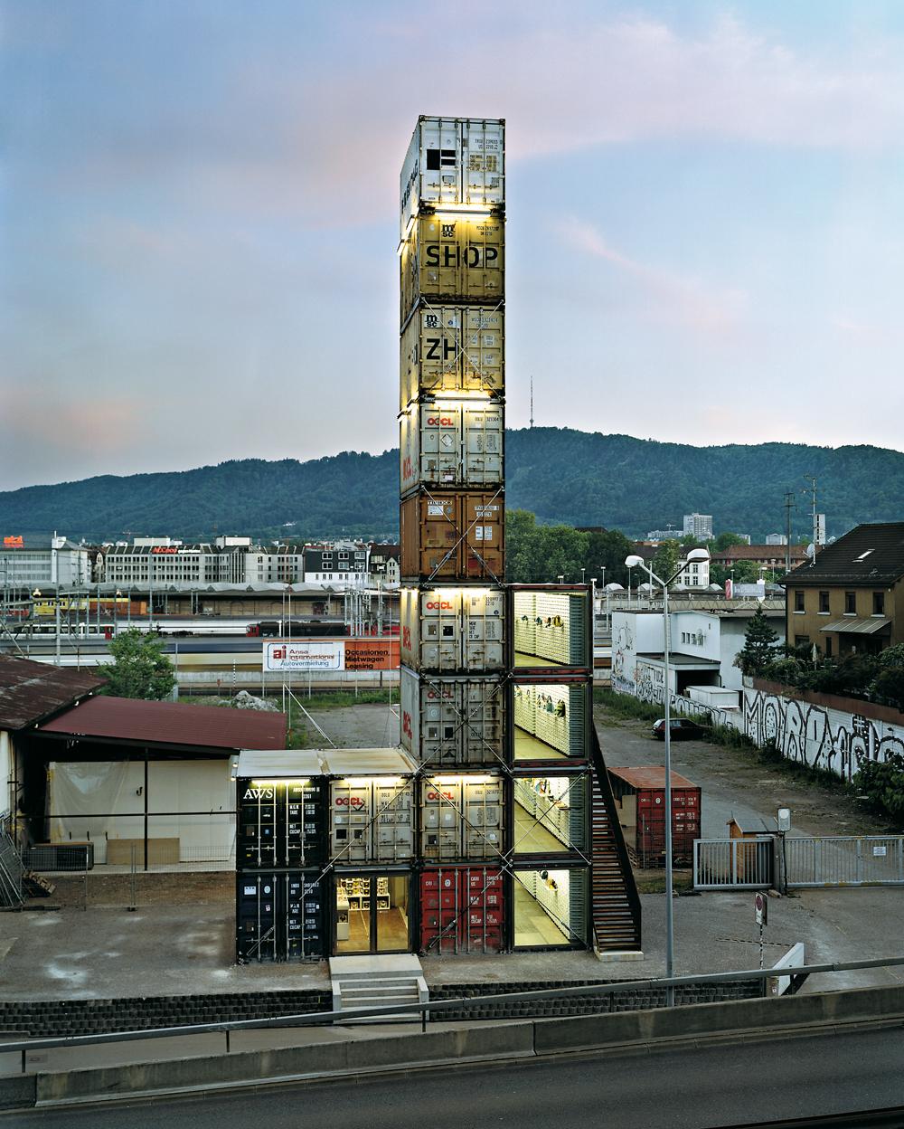 Freitag-Flagshipstore aus gebrauchten Containern, Zürich 2006; Architekten: spillmannechsle