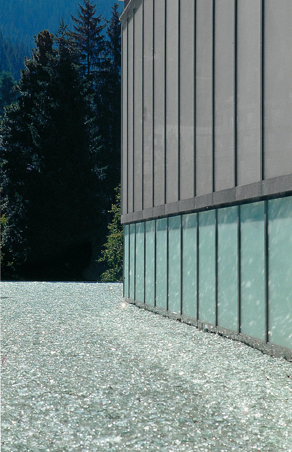Kirchner-Museum mit Dachschüttung aus Altglas, Davos 1995; Architekten: Gigon Guyer
