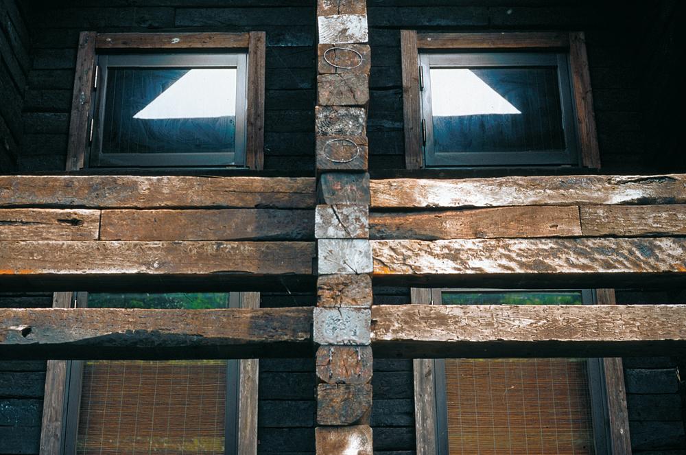 Studentenhaus aus Bahnschwellen, Miyakejima 1980; Architekt: Shin Takasuga