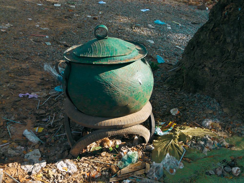 öffentliche Abfalltonne aus Autoreifen, Siam Reap, Kambodscha 2009