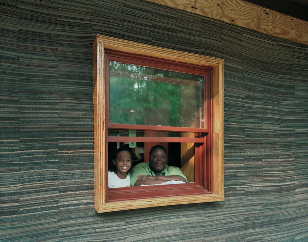 Einfamilienhaus mit Außenwänden aus Teppichbodenfliesen, Mason’s Bend, Alabama 2002; Architekten: Rural Studio, Samuel Mockbee