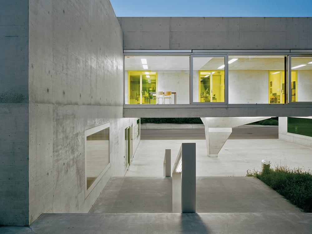 Primar- und Berufswahlschule Hardau, Zürich: Verwendung von Sichtbeton mit Recyclinganteil; Architekten: EM2N
