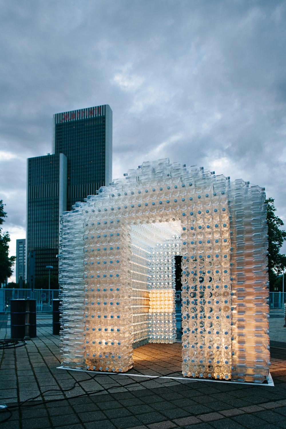 »United Bottle«, Notbehausungen aus PETKunststoffflaschen; gezeigt beim Design Annual 2008 in Frankfurt Konzept: Instant Architekten, Berlin
