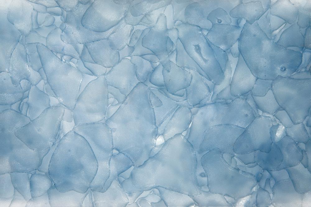 »Bio-Glass«-Platten aus miteinander verschmolzenen Recycling-Altglasstücken, geeignet für Bodenbeläge, Arbeitsplatten, Raumteiler oder Fassaden