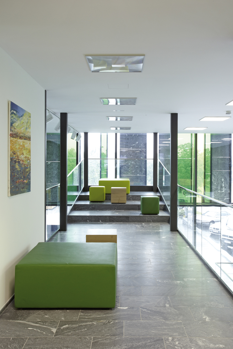 Lesegalerie im Dachgeschoss des Foyerbaukörpers. Im Gebäude befinden sich zudem Praxen und Wohnungen.