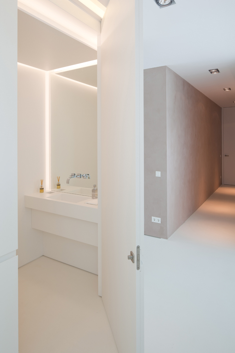 Im ganzen Haus finden sich multifunktionale Einbauten. Sie sind einerseits Trennwand, andererseits Stauraum und verbergen sogar kleine Räume wie z. B. das Gäste-WC.