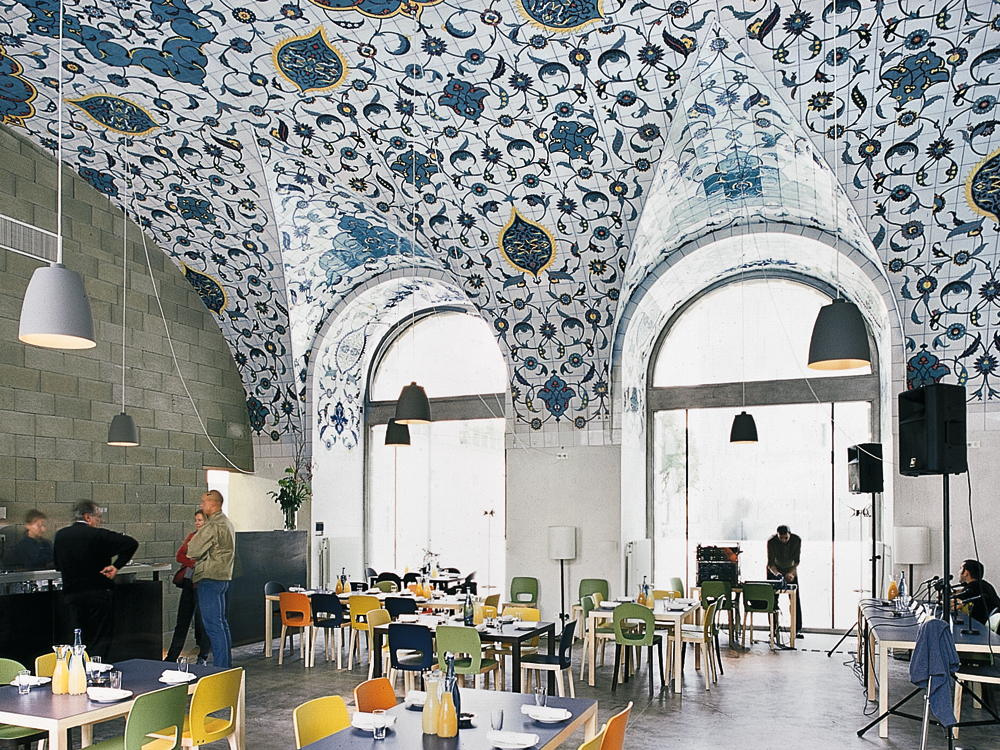 Umbau der Gewölbe von Fischer von Erlach zum Café des Architekturzentrum Wien, Museumsquartier in Wien, 2001;
Architekten: Lacaton & Vassal mit Feldbacher & Seehof