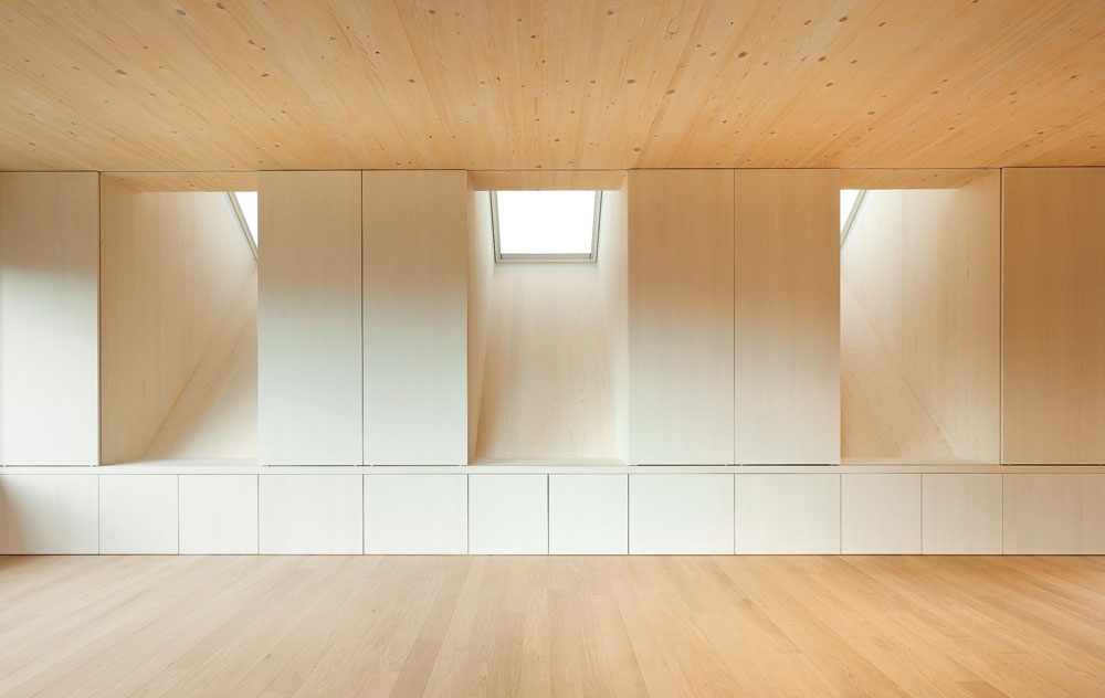 Wohnzimmer: Südwand mit Dachfenstern