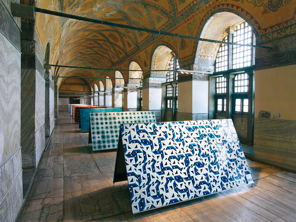 Ausstellungsraum, im Vordergrund Entwurf von Akin Akbaygil

Ausstellung der Iznik-Stiftung, Hagia Sophia-Museum 2005