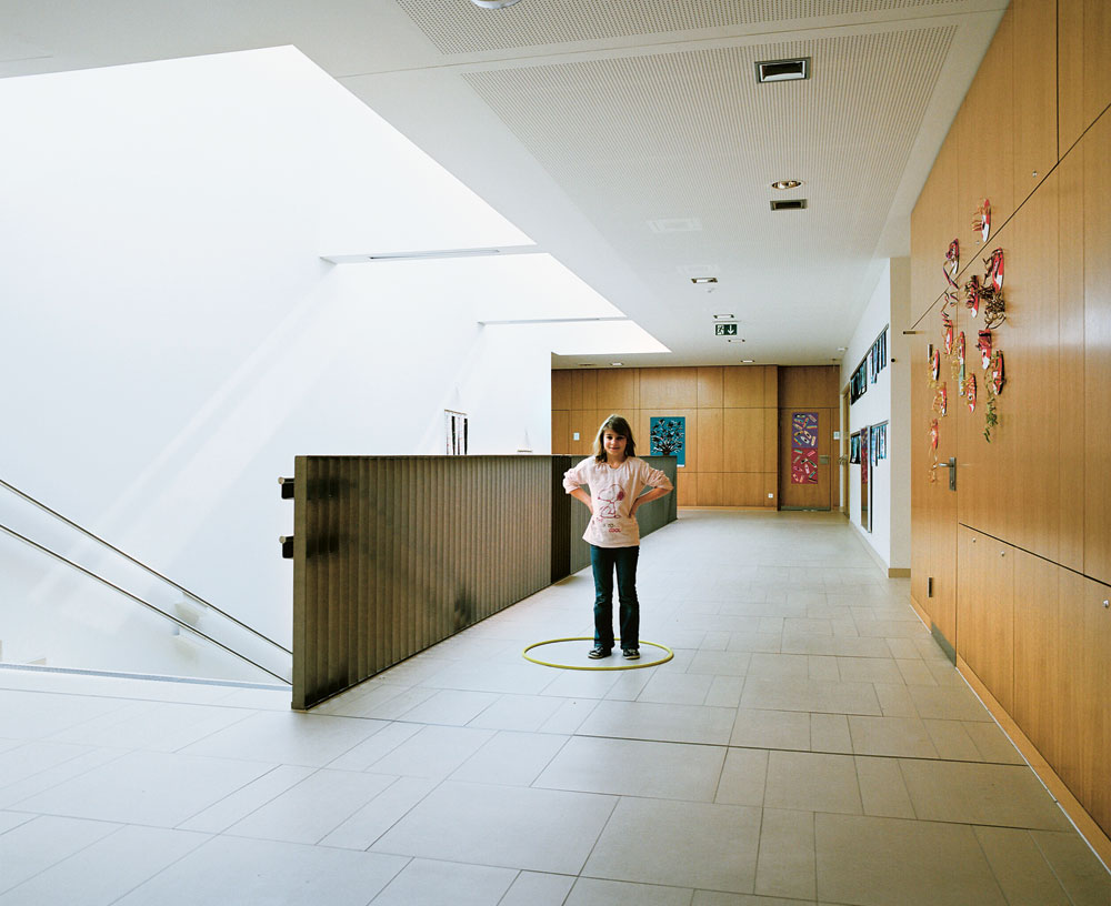 Flur im Obergeschoss; rechts: 4 Trennwände zu den Klassenzimmern