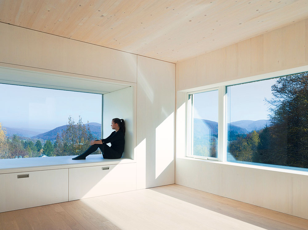 Wohnzimmerfenster mit »Sitznische« und Blick zum Stausee