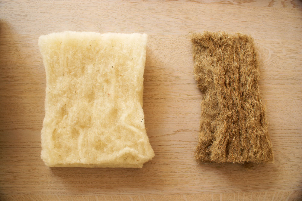 verwendete Baumaterialien: Schafwolle (links) und Flachsdämmung