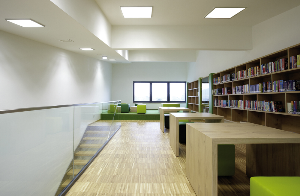 Lesegalerie im Dachgeschoss des Foyerbaukörpers. Im Gebäude befinden sich zudem Praxen und Wohnungen.