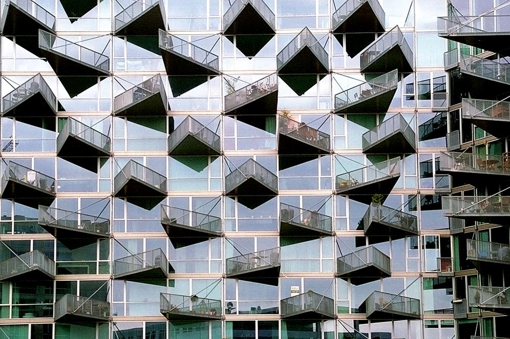 Große Glasflächen gelten vielfach als Ausweis für zeitgenössischen Wohnungsbau. Energetisch sind sie hingegen meist ungünstig.