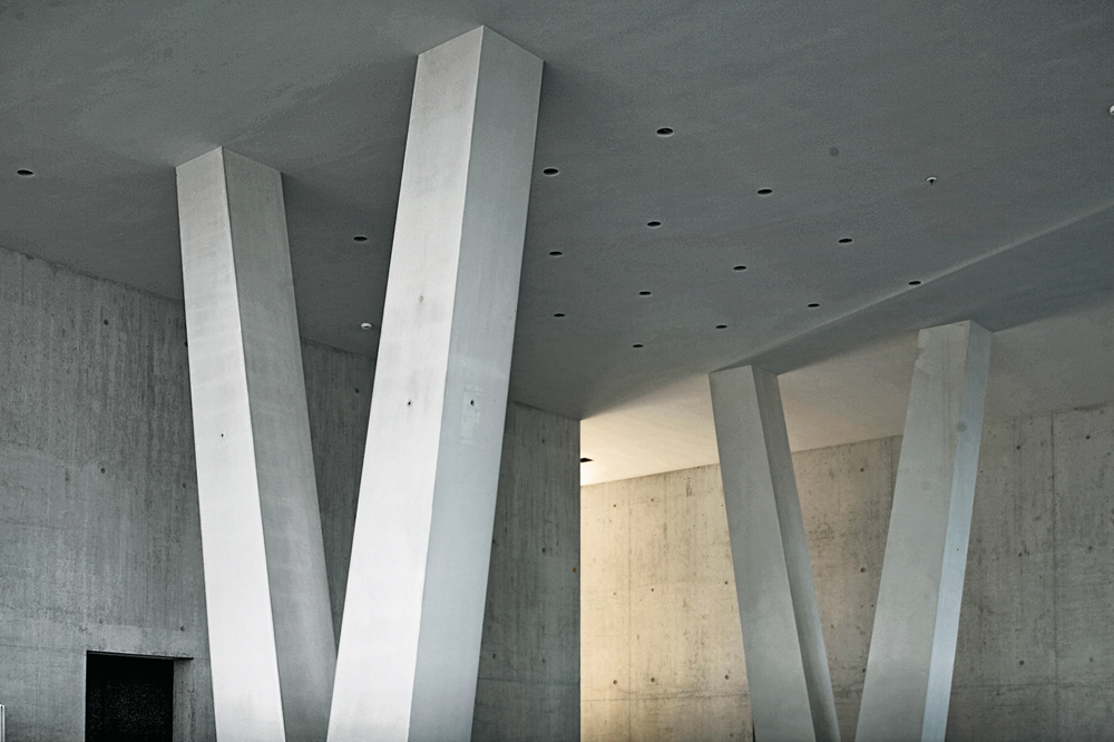 V-Stützen Eingangshalle: 6 m hohe Fertigteile aus selbstverdichtendem Beton (SVB) mit Weißzement