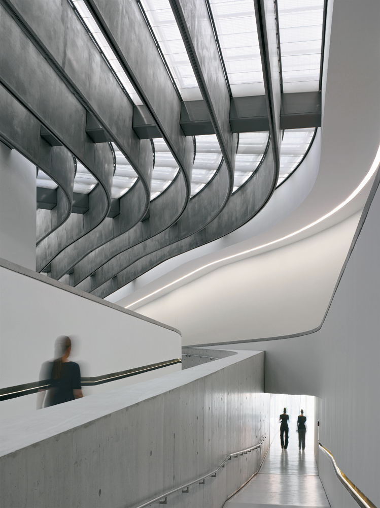 Rolex Learning Center, EPFL Lausanne, 2010
Architekten: SANAA, Krümmungsanalyse der Tragwerksplaner Bollinger + Grohmann: Überlagerung von Flächenmodell und Finite-ElementeNetz