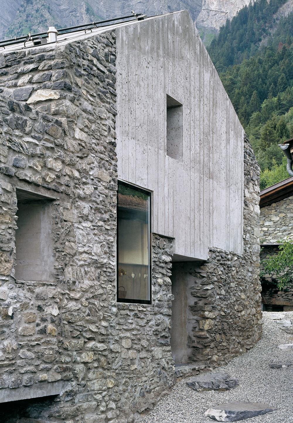 Wohnhausumbau in Chamoson, 2005 
(s. DETAIL 5/2007), Architekt: Laurent Savioz