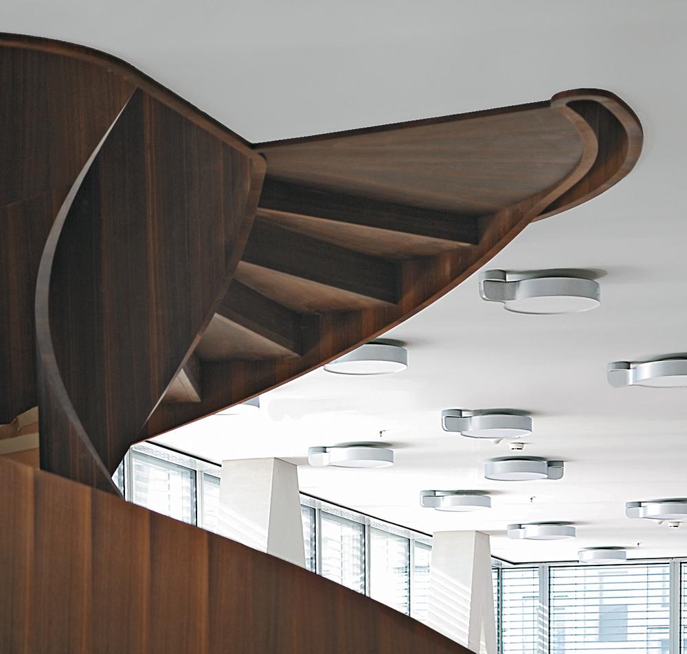 eine von je zwei Wendeltreppen pro Regelgeschoss aus massiver Raucheiche
