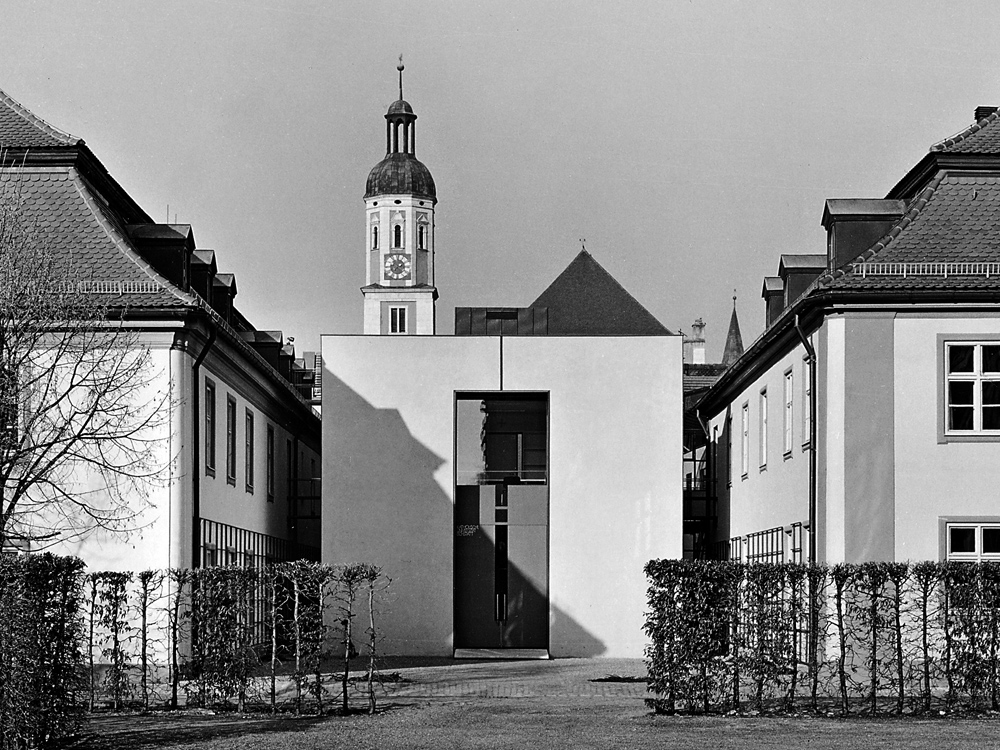Institut für Journalistik, 1985 – 87: Eingangsgebäude zwischen den beiden barocken Trakten; die leichte Stahltreppe in der Halle führt zu einer Brücke zwischen den Obergeschossen.