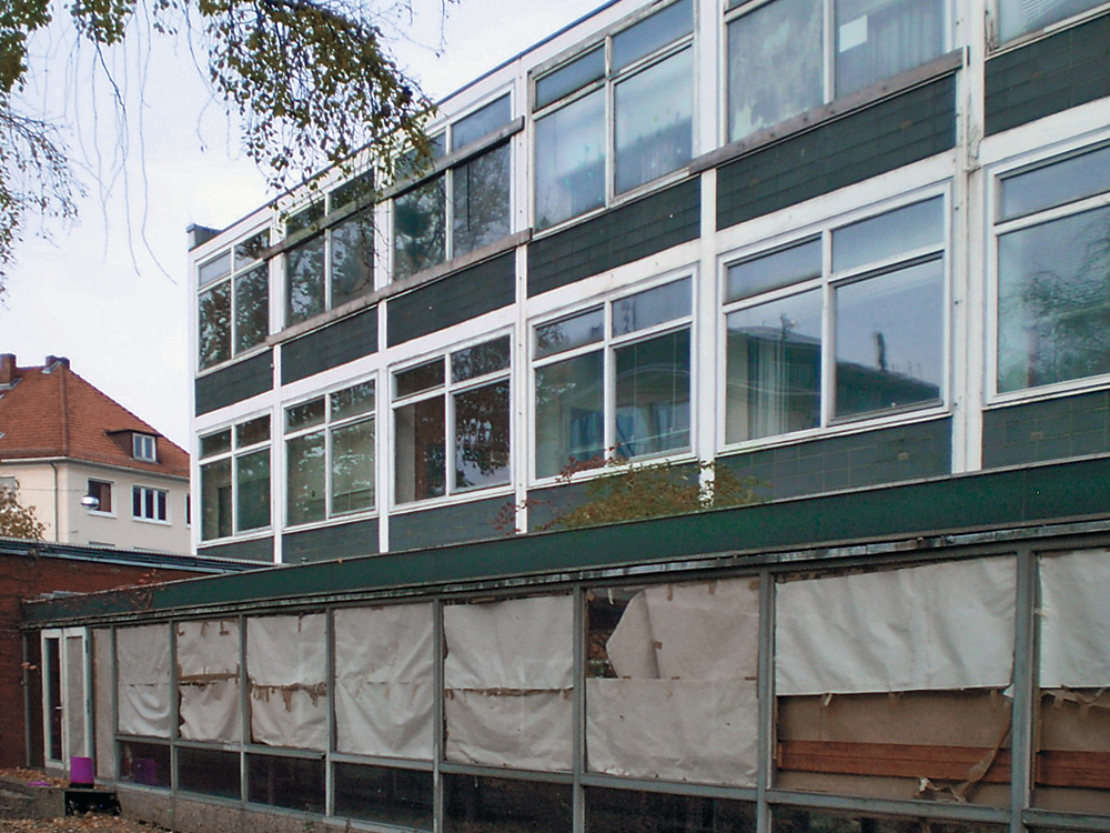 denkmalgeschützte Fassade vor der Sanierung, die Fertigstellung ist für August 2011 geplant
