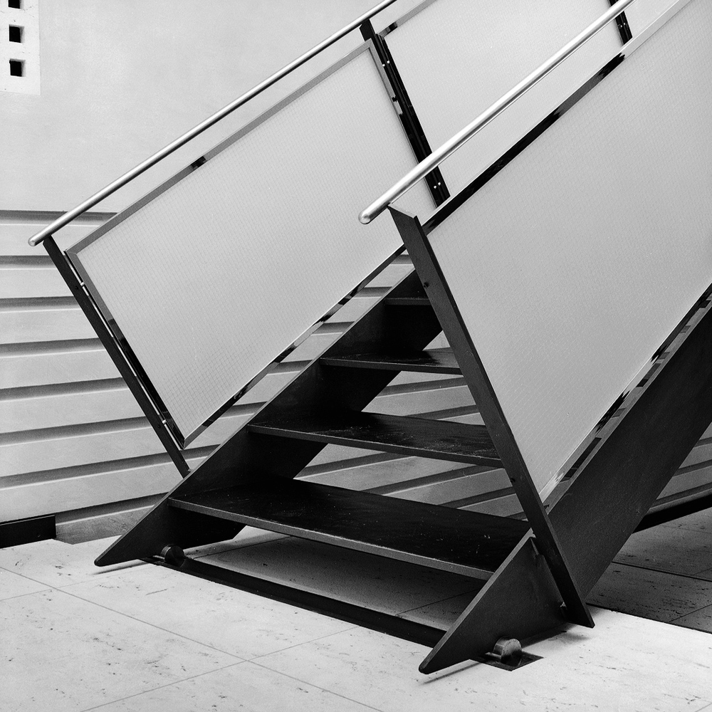 Institut für Journalistik, 1985 – 87: Eingangsgebäude zwischen den beiden barocken Trakten; die leichte Stahltreppe in der Halle führt zu einer Brücke zwischen den Obergeschossen.