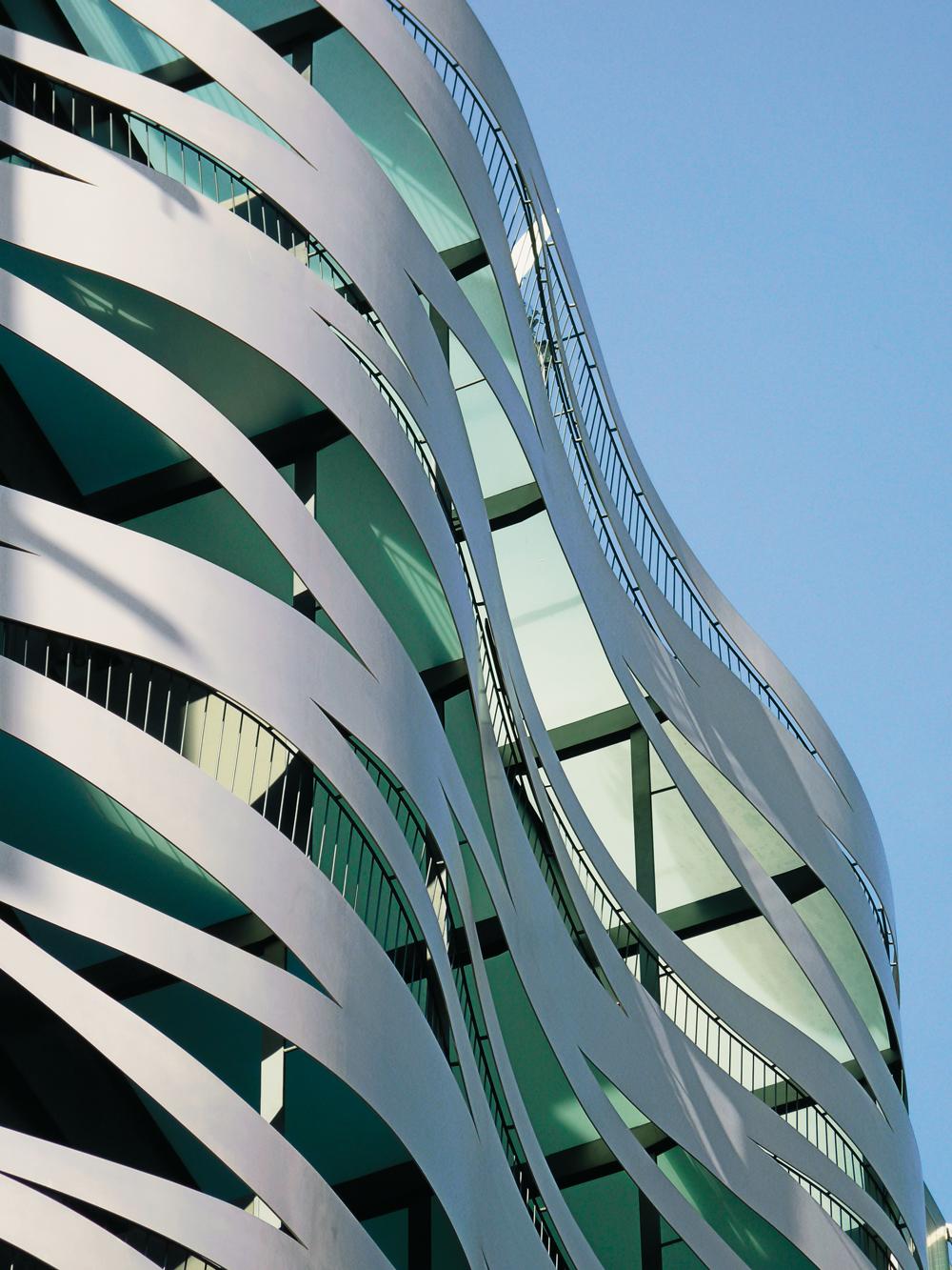 Appartementgebäude Passeig de Gràcia in Barcelona, 2009
Die geschwungene Stahlfassade nimmt Bezug auf Antoni Gaudís Casa Milà auf der gegenüberliegenden Straßenseite.
