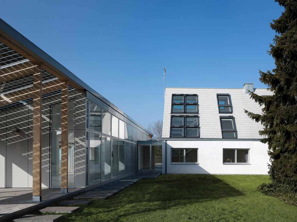 Das Gebäude, wie es sich heute zeigt. Üppige 36 m² Fensterfläche im Altbau, moderne Grundrisse und ein Anbau verwandeln das alte Siedlerhaus in einen attraktiven Lebensraum.