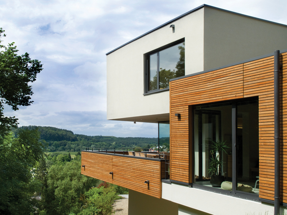 Ein unverbaubarer Blick hinunter ins Tal. Das Haus konnte nicht, wie vom Bauherrn gewünscht als Holzbau ausgeführt werden. Die Beschaffenheit des Baugrunds ließ dies nicht zu.
