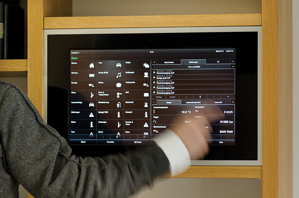Über das Touchpanel in der Küche lassen sich die kompletten Gebäudefunktionen steuern.