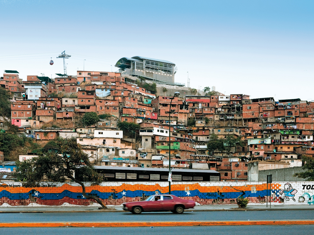 Metro-Cable Caracas, 2010: Mit ihren fünf Stationen bietet die Seilbahn die einzige öffentliche Erschließung der Favela für ca. 40 000 Menschen. Die Talstationen sind an das U-Bahn-System angeschlossen, drei Stationen auf dem Hügel bilden in Kombination mit Sport und Kultureinrichtungen die einzigen Zentren öffentlichen Lebens.