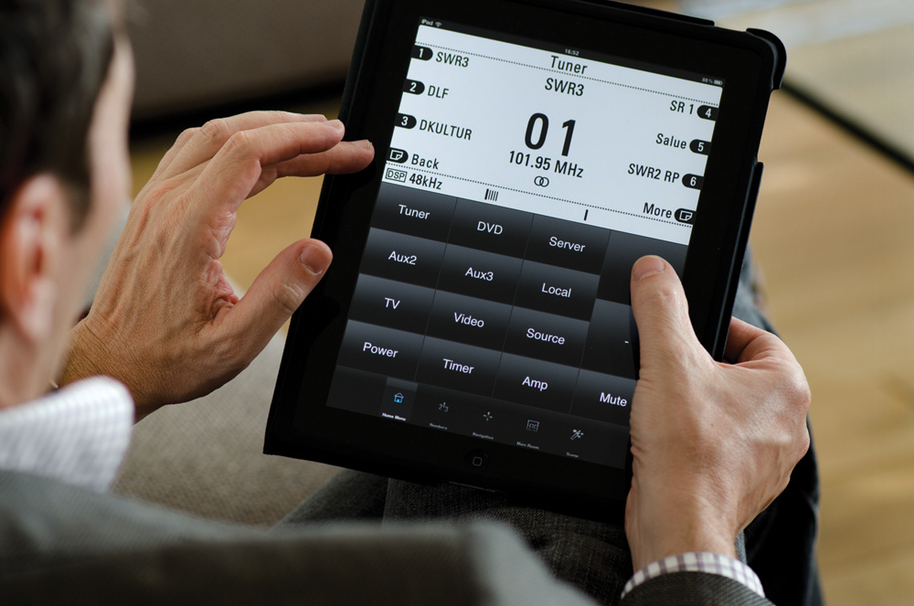 Die App-Steuerung auf dem iPad 2: Auch die Entertainment-Technik ließ sich integrieren.