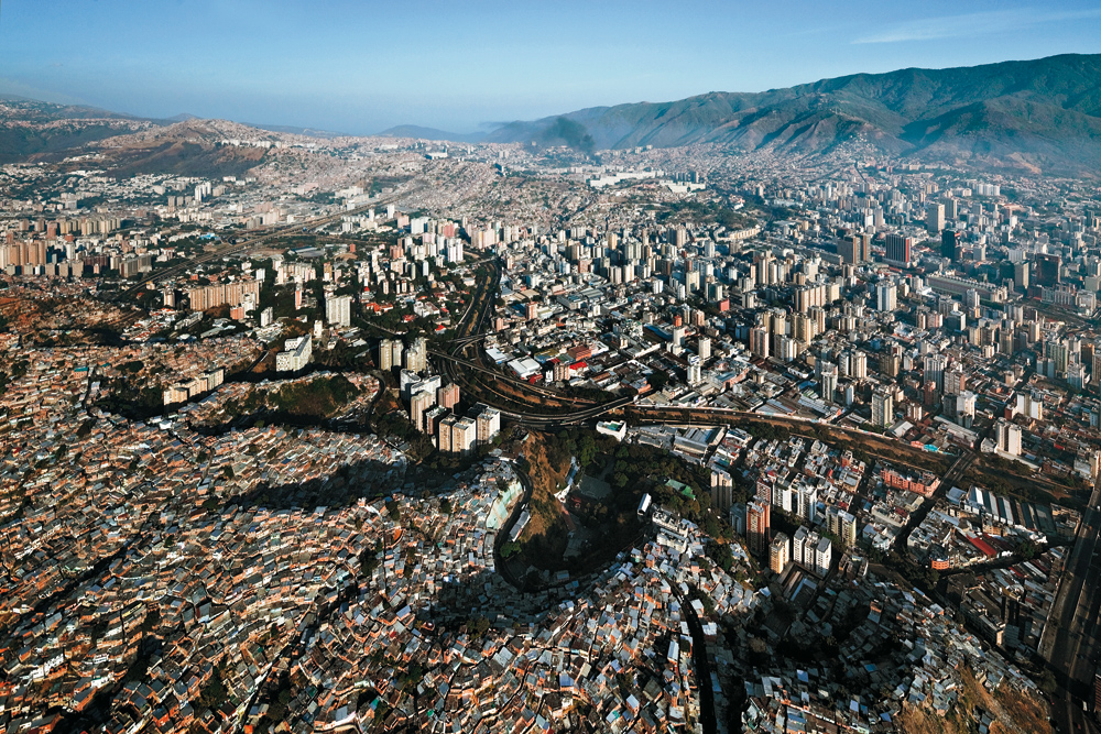 Caracas: Die gerasterte »Global City« mit Hochhäusern und der informelle »Global Slum« grenzen unmittelbar aneinander.