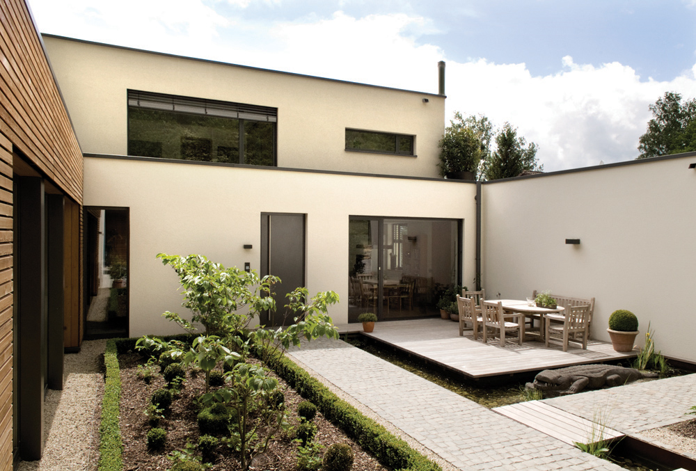 Von der Küche führt ein direkter Zugang auf die geschützte Terrasse im Innenhof, wohin sich die Familie gern zurückzieht.