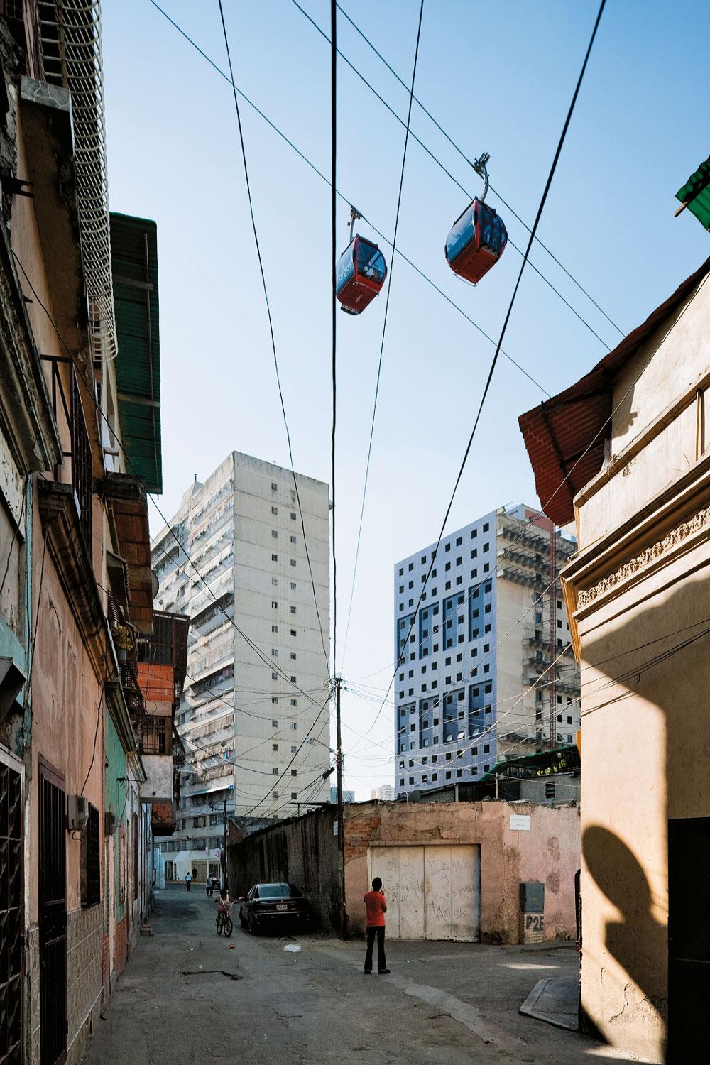 Metro-Cable San Agustín, Caracas 2010
Die Station La Ceiba ist mit einem Gimnasio Vertical kombiniert, als urbaner Anziehungspunkt. Die Beschriftungen auf den Gondeln werben anstelle kommerzieller Produkte für Werte wie Freiheit und Integration.