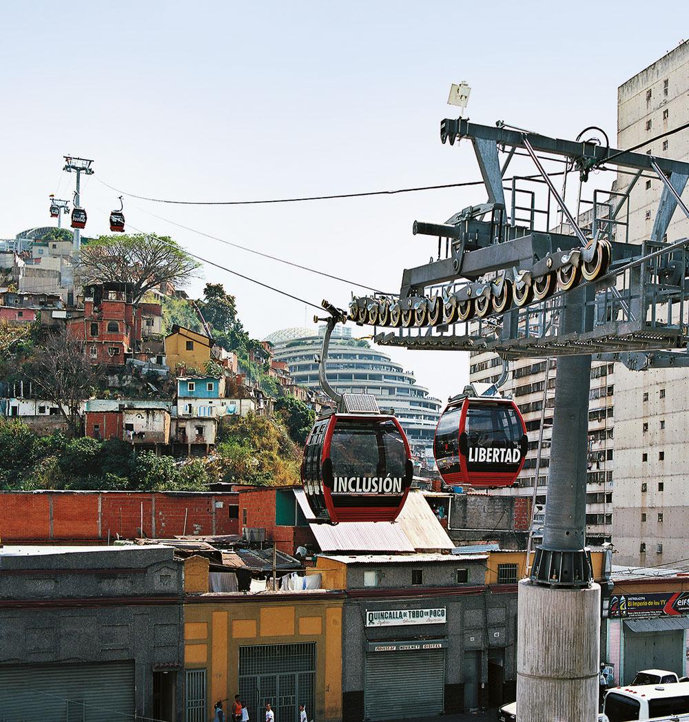 Metro-Cable San Agustín, Caracas 2010
Die Station La Ceiba ist mit einem Gimnasio Vertical kombiniert, als urbaner Anziehungspunkt. Die Beschriftungen auf den Gondeln werben anstelle kommerzieller Produkte für Werte wie Freiheit und Integration.