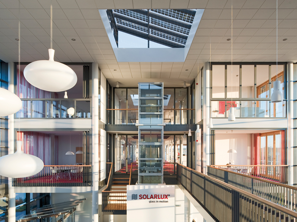 Viel Licht und Glas prägen die transparente Konstruktion und tragen dem Entwurfgedanken Rechnung, unterschiedliche Lichtstimmungen und die Vielfalt der Tages und Jahreszeiten vom Außen in den Innenraum des Gebäudes zu bringen