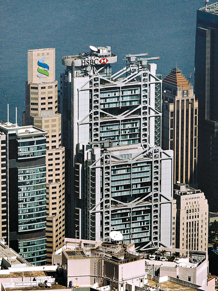 HSBC, 1985 der Höhepunkt der Skyline, »eingewachsen« von Nachbargebäuden 2007